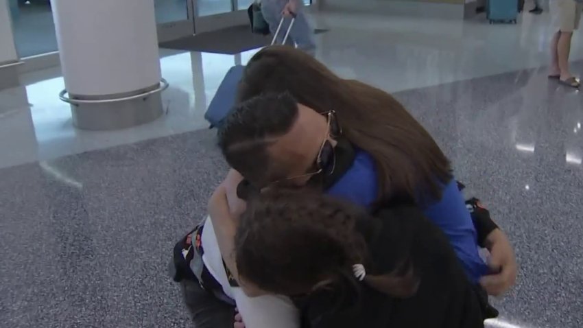 Termina la odisea de un padre y sus hijas que fueron separados por inmigración