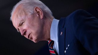 El presidente de Estados Unidos, Joe Biden, pronuncia comentarios sobre la respuesta al COVID-19 y el estado de las vacunas en el Auditorio de South Court en el complejo de la Casa Blanca el 21 de abril de 2021 en Washington, DC.