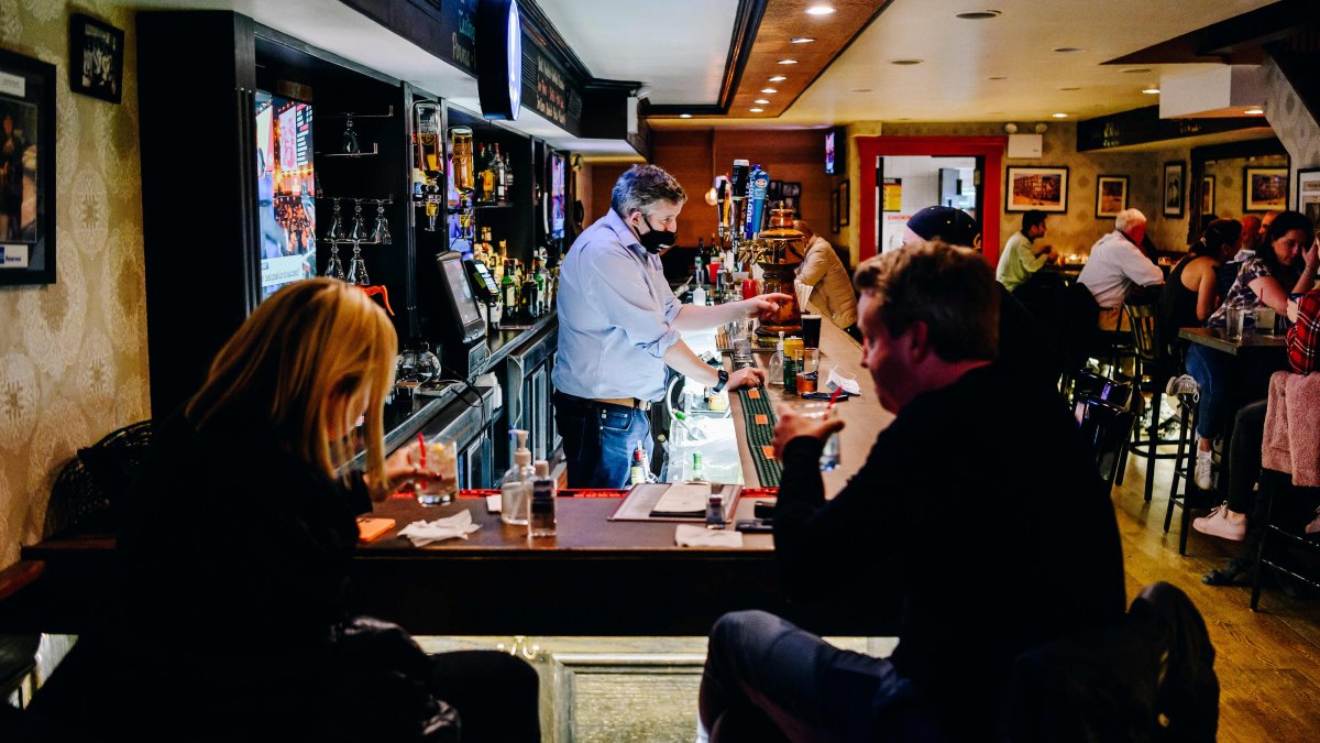 NY law will allow temporary retail permits for new NYC bars and restaurants – Telemundo New York (47)