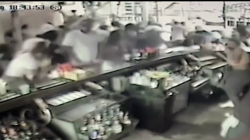 En video: estampida en restaurante repleto cuando se desató un tiroteo