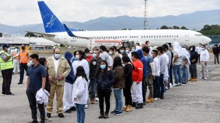 Estados Unidos deportó en abril a 2,962 personas de acuerdo a los datos preliminares en poder del rotativo capitalino, la primera vez desde que se recogen estadísticas en que esa cifra está por debajo de 3,000.