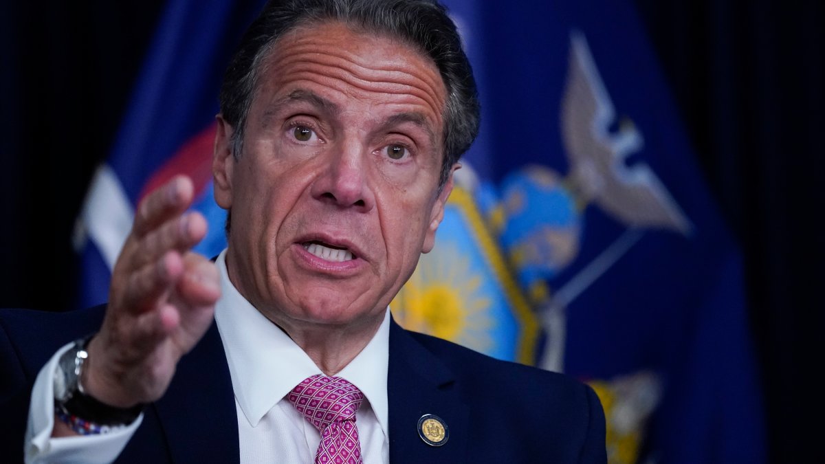 Algunos donantes siguen apoyando a Cuomo después de las acusaciones de acoso - Vimarsana News