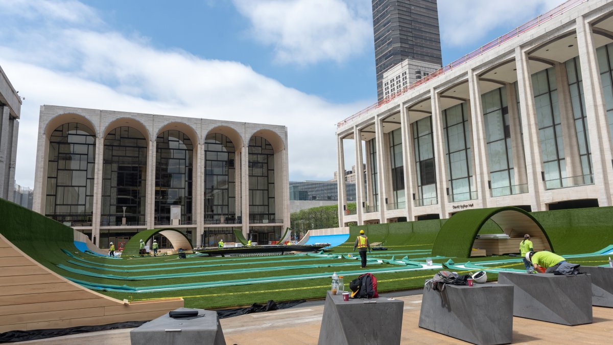 NYC inaugura un nuevo espacio al aire libre en el Lincoln Center para