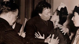 Fotografía del beso de Diego Rivera a Frida Kahlo el día de su boda