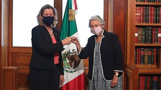 Alta comisionada de la ONU para refugiados saluda con un puño a la secretaria de Gobernación de México