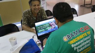Un agente de seguros inscribe a un interesado para Obamacare en Miami, Florida.