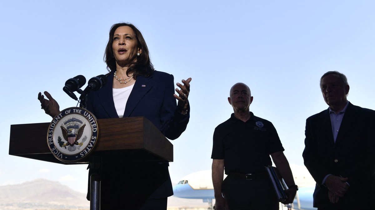 Los datos que debes saber acerca de Kamala Harris luego de su visita a El Paso - Vimarsana News