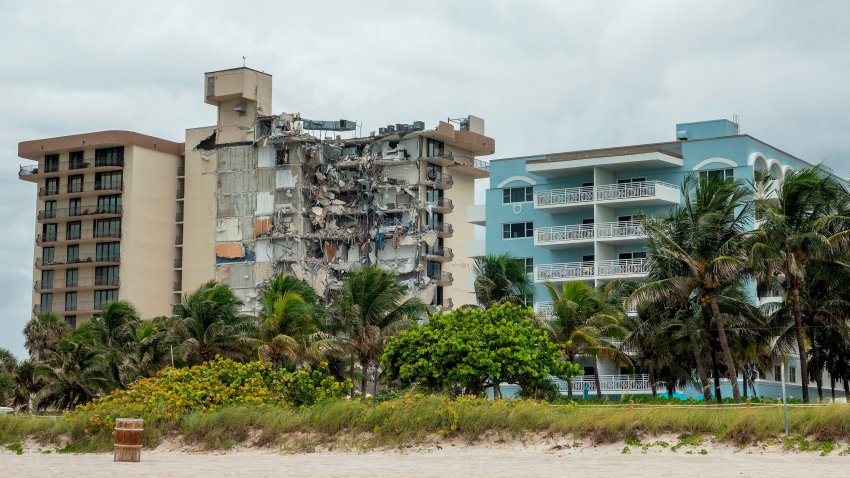 Surfside (United States), 24/06/2021.- A view of the partial collapsed 12-story condominium building in Surfside, Florida, USA, 24 June 2021. Miami-Dade Fire Rescue officials said more than 80 units responded to the collapse at the condominium building near 88th Street and Collins Avenue just north of Miami Beach around 2 a.m. Surfside Mayor Charles W. Burkett said during a press conference that one person has died, and at least 10 others were injured in the accident. (Incendio, Estados Unidos) EFE/EPA/CRISTOBAL HERRERA-ULASHKEVICH