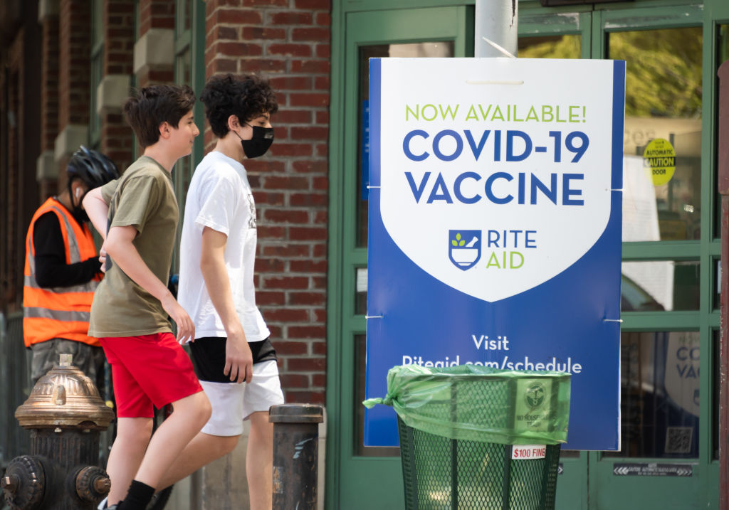 NY cierra más sitios de vacunación masiva a medida que los
