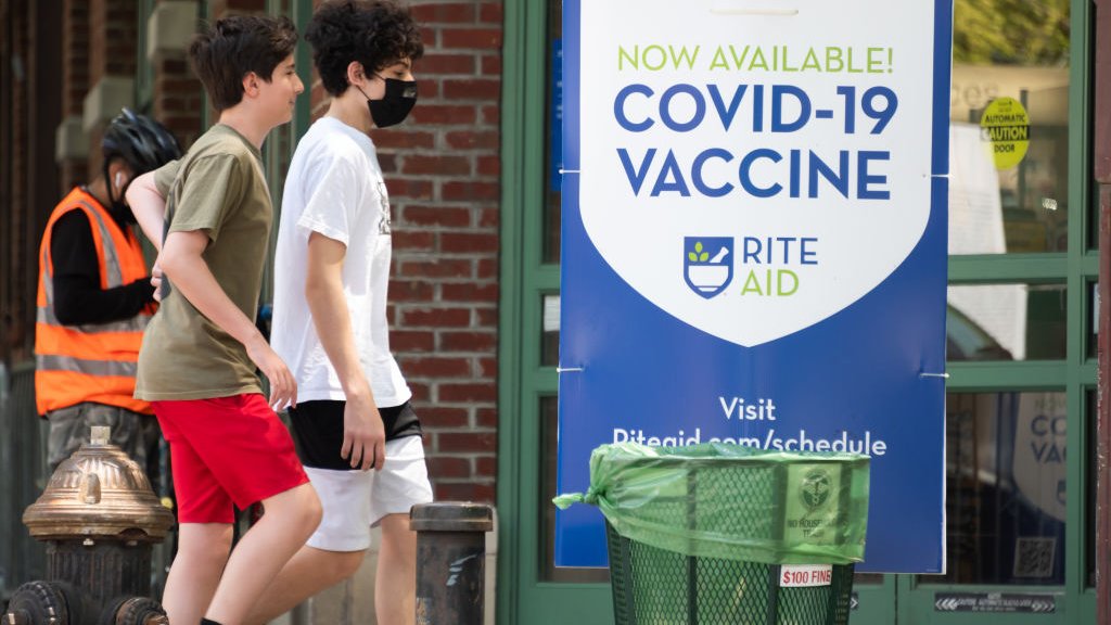 NY cierra más sitios de vacunación masiva a medida que los funcionarios se centran en códigos postales con bajos índices de inoculación - Vimarsana News