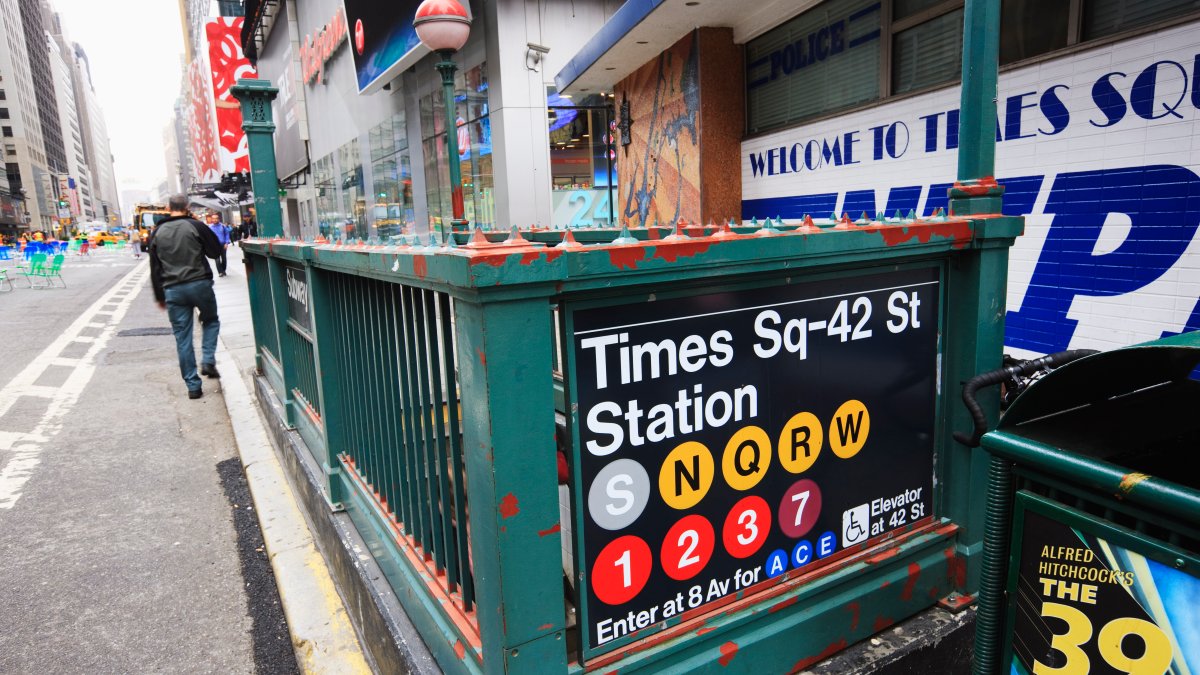 Man is hospitalized after being stabbed and then pushed onto subway tracks in Times Square, police say – Telemundo New York (47)