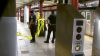 Dos apuñalados en estación de metro de NYC tras disputa verbal