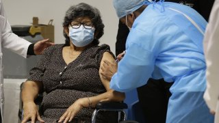 Una mujer recibe la vacuna de la farmacéutica Sinovac contra la covid-19, en el Centro de Atención a Ancianos ""Sara Saldívar"