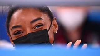 Simone Biles de EEUU asiste a la final de gimnasia artística femenina durante los Juegos Olímpicos de Tokio 2020 en el Centro de Gimnasia Ariake en Tokio el 29 de julio de 2021.