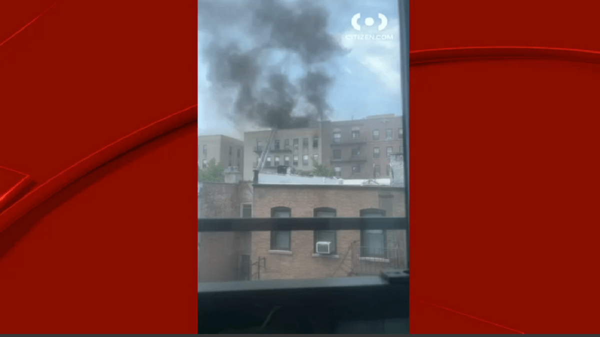 A three-alarm fire in the Bronx leaves about 6 firefighters injured, two of them in serious condition – Telemundo New York (47)