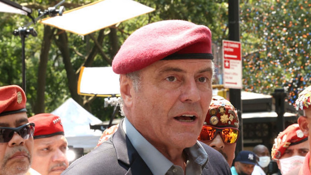 Taxi runs over Curtis Sliwa while on his way to an interview at a radio station in Manhattan – Telemundo New York (47)