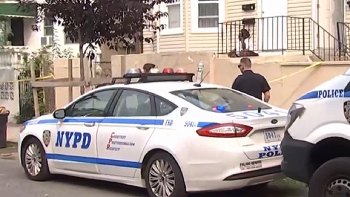 Body found in hallway of apartment in Staten Island, NYC with disturbing message ‘I grope girls’ written on her chest – Telemundo New York (47)