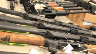 “Chocan” ciudad de Tucson y gobierno estatal por regulación en venta y uso de armas