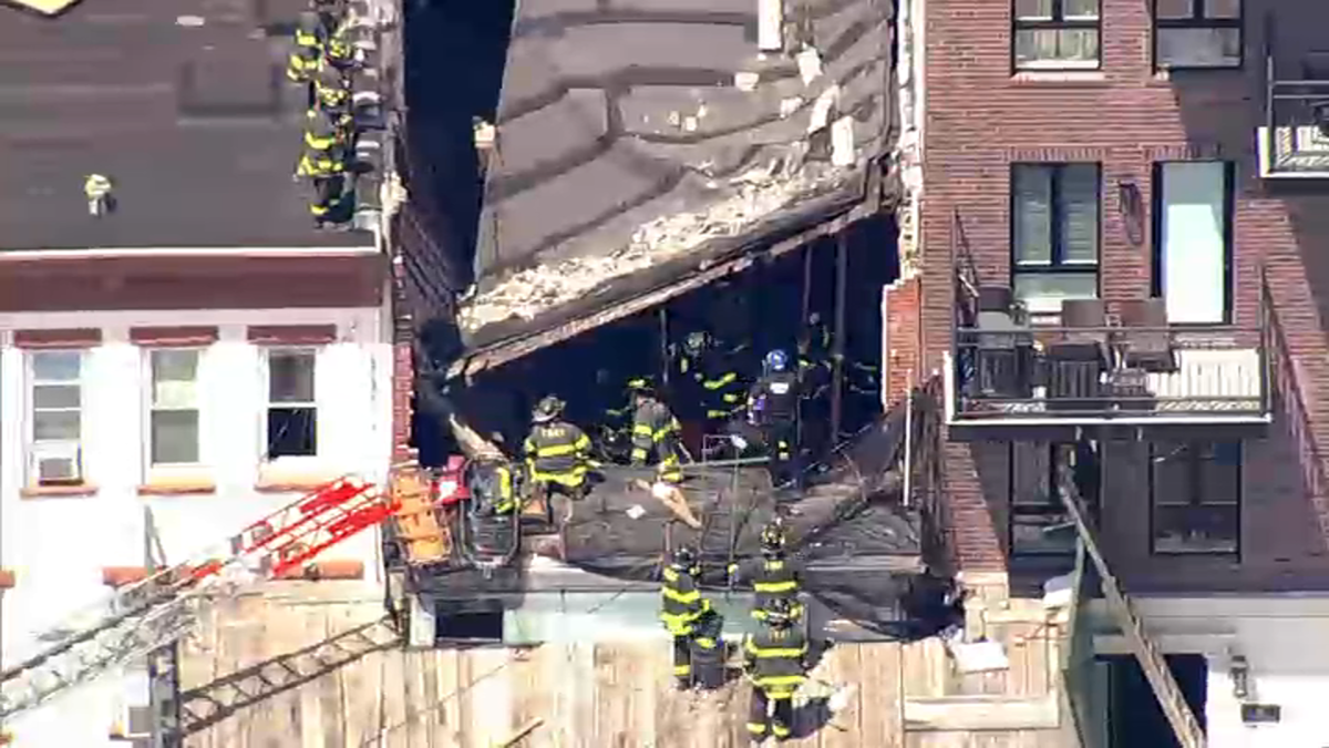 2 people trapped after building roof collapse in Brooklyn – Telemundo New York (47)