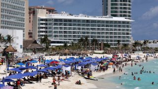 Vacacionistas en playas de Cancún