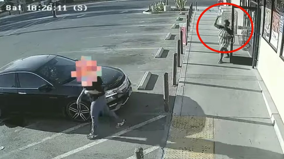Botellazo en el aire: atacan a mujer sin mediar palabras al salir de tienda en Kings – Telemundo New York (47) - Vimarsana News