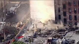 Gigantesco incendio arrasa con varios negocios en Queens