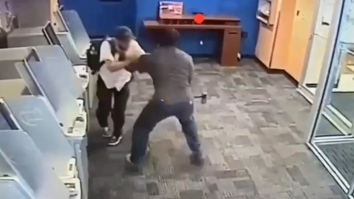 Shocking!  Video captures the moment when a man attacks another with an ax on a Manhattan bank – Telemundo New York (47)