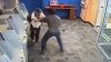 ¡Impactante! Video capta momento en que hombre ataca a otro con hacha en banco de NYC