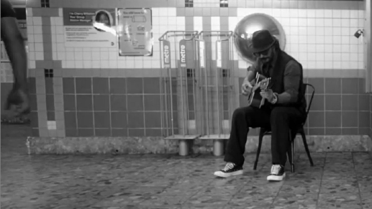 Ricardo Arjona sings in the NY subway and not even the invading flies of China recognize him – Telemundo New York (47)