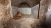 Hallan tumba con un cuerpo momificado en Pompeya