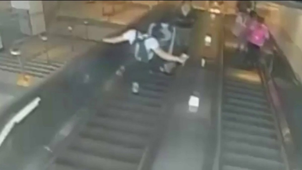 Hombre patea a una mujer y la envía por las escaleras mecánicas en el metro  de Brooklyn – Telemundo New York (47)