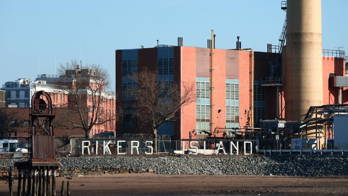 An inmate sets fire to the Rikers Island prison;  confirms 20 injured