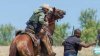 A caballo y a ¿latigazos?Agentes fronterizos intentan frenar a migrantes haitianos