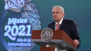 Fotografía del presidente mexicano de pie detrás de un atril