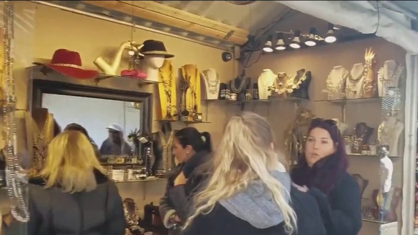 Regresa el popular mercado de Navidad de Manhattan