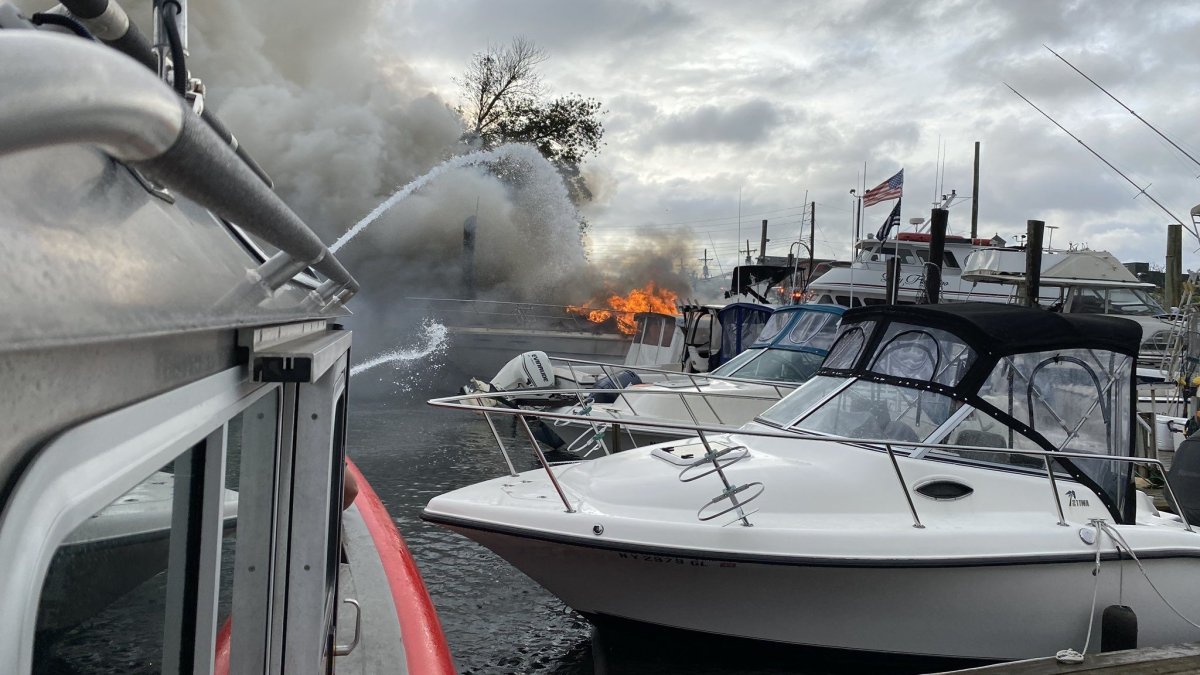 Fire in two boats leaves five injured in Brooklyn port – Telemundo New York (47)