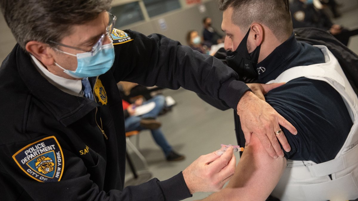 Thousands of NYC municipal workers remain unvaccinated after term deadline – Telemundo New York (47)