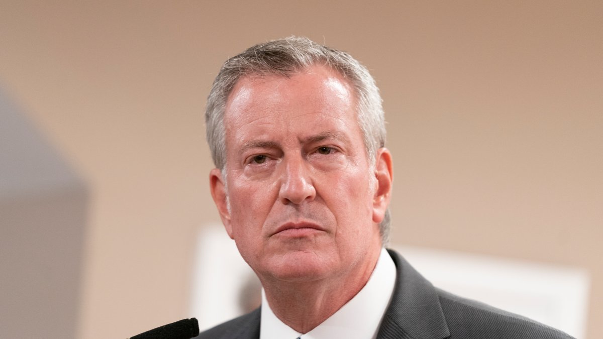 NYC Mayor Bill de Blasio presents paperwork to prepare his candidacy for governor of New York – Telemundo New York (47)