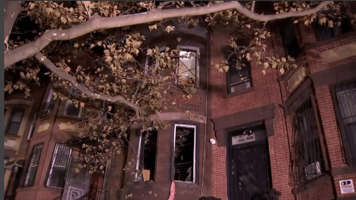 Fire in Brooklyn leaves sixteen people injured, including a 4-year-old child who suffered cardiac arrest – Telemundo New York (47)