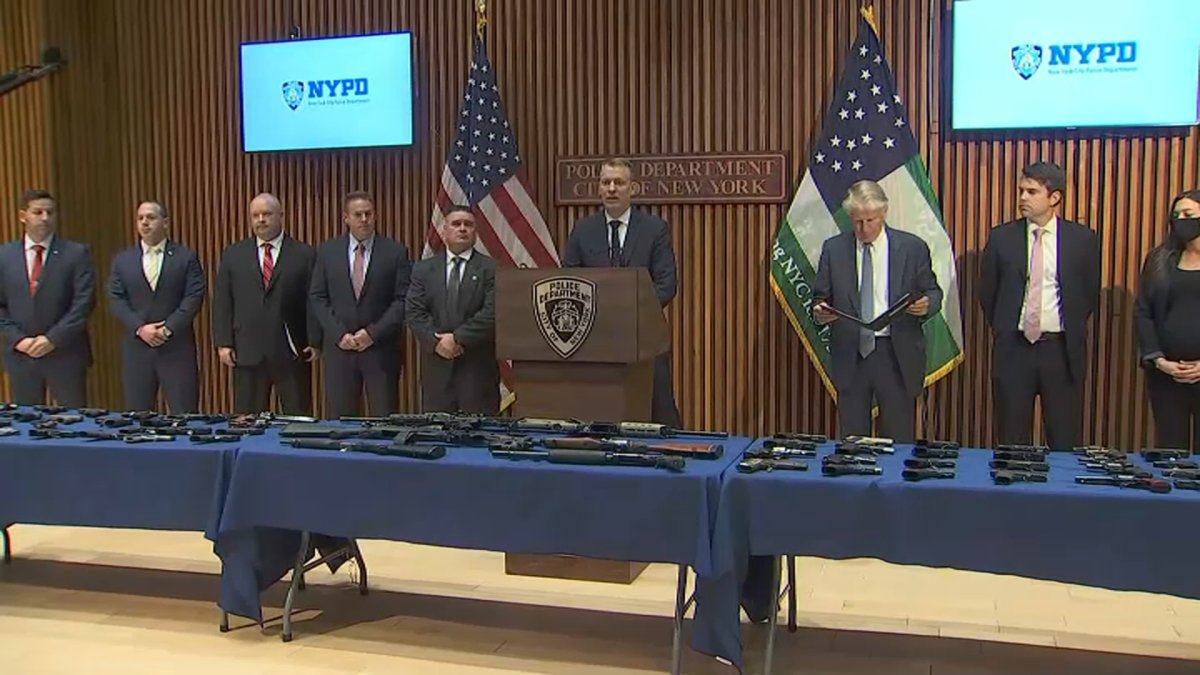 Doorman among 4 arrested for arms trafficking, accused of selling weapons outside of building in Midtown – Telemundo New York (47)