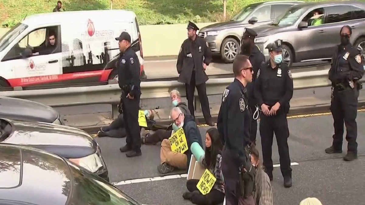 Dozens of protesters arrested in NYC during protest calling for action against climate change – Telemundo New York (47)