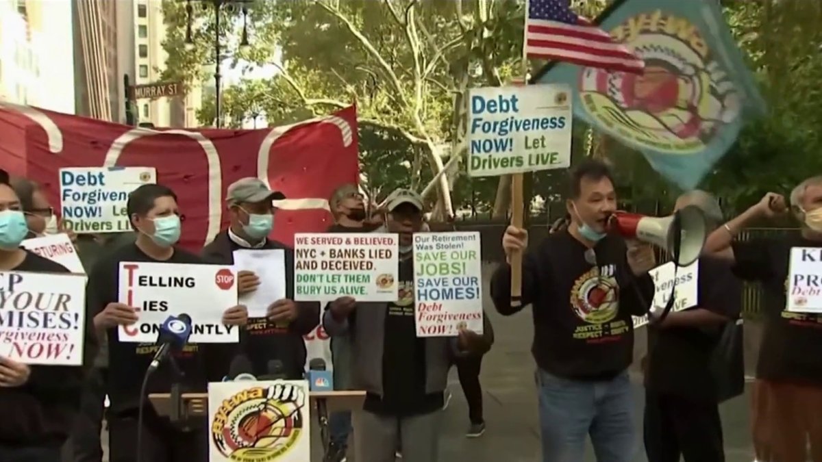 Outraged by lack of help, yellow taxi drivers protest high cost of medallions in NYC – Telemundo New York (47)