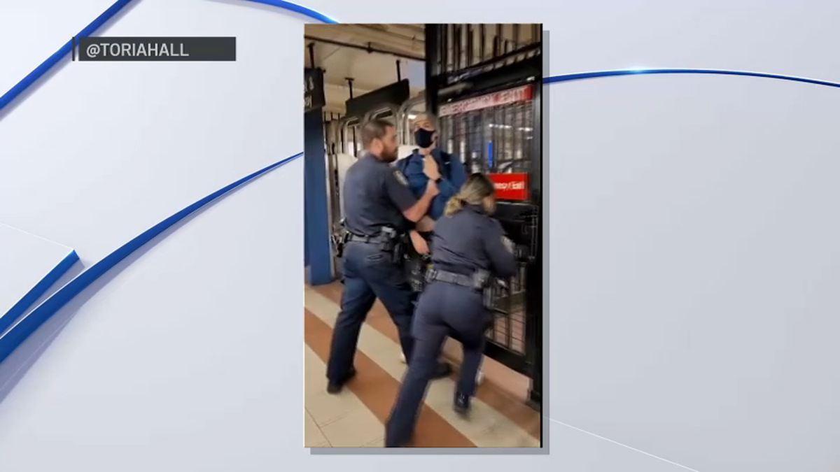 Unmasked NYPD cops remove passenger from subway for allegedly drawing their attention – Telemundo New York (47)