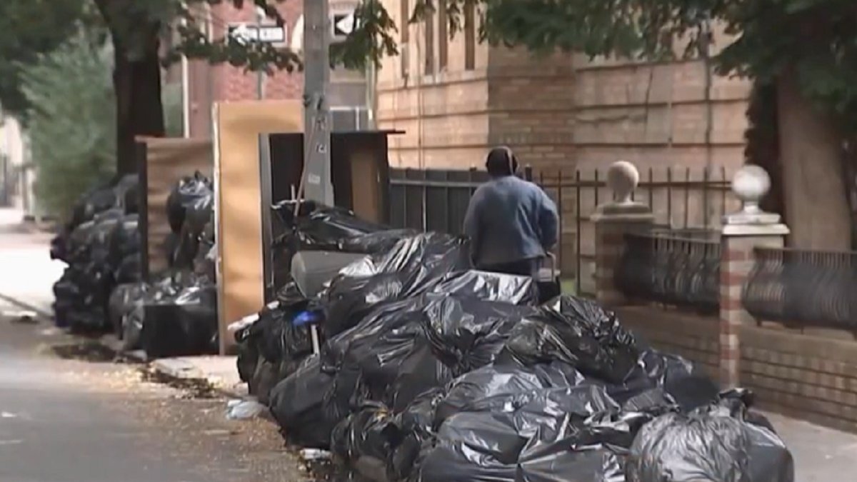 Several streets of New York become landfills with trash everywhere – Telemundo New York (47)