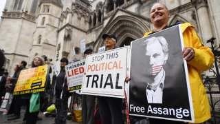 Manifestantes se expresan frente al juzgado en Londres donde se sustancia la apelación presentada a favor de la extradición del fundador de WikiLeaks, Julian Assange.