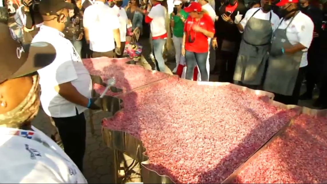 Dominican chefs achieve Guinness record by cooking the largest mango in the world in NYC – Telemundo New York (47)