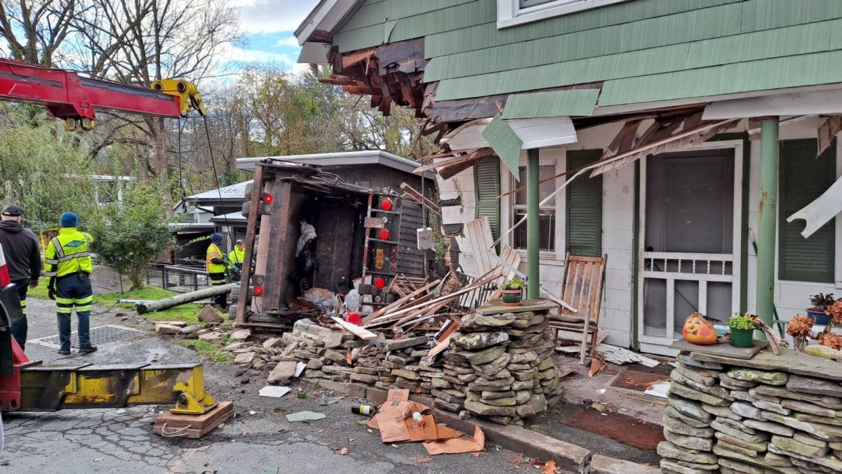 Garbage truck crashes into New York home – Telemundo New York (47)