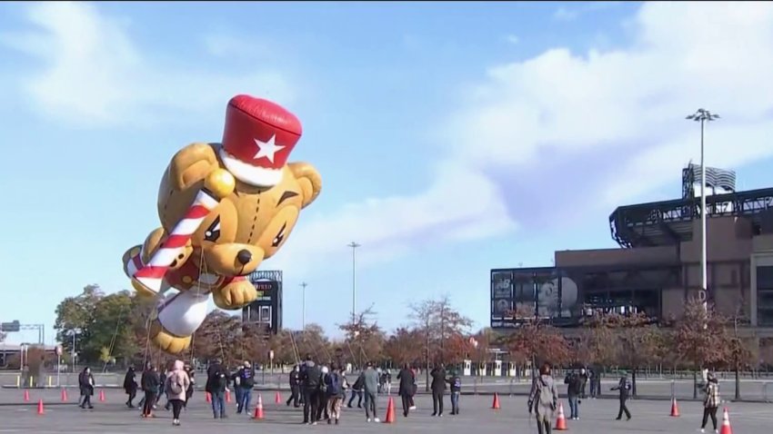 Prepapran los globos del desfile de Acción de Gracias de Macy’s