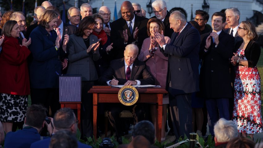 Biden firma y convierte en ley el proyecto masivo de infraestructura