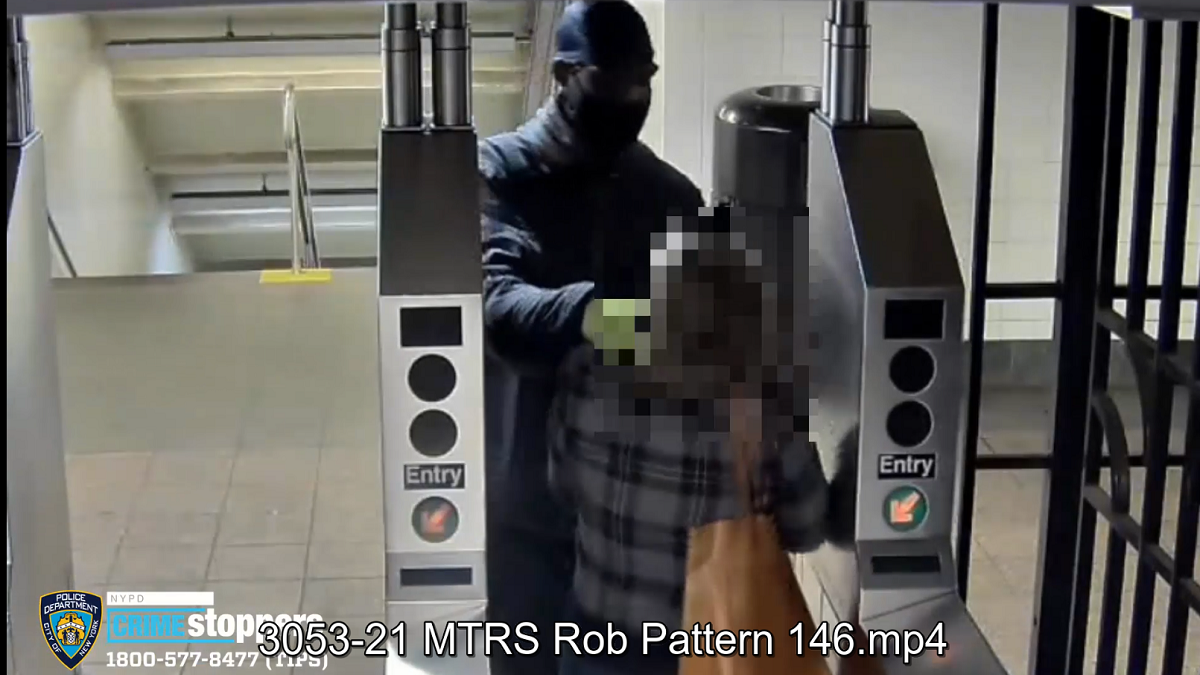 Suspect threatens women with killing them to steal their MetroCard inside subway stations in Manhattan – Telemundo New York (47)